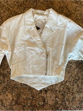 Vintage-Inspired White Cropped Leather Jacket by Yucatán Bay